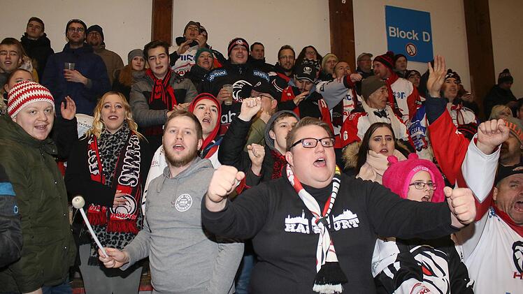Über 100 Fans unterstützten den ESC Haßfurt in Amberg - vergeblich. Die "Wild Lions" siegten mit 7:5. Foto: Ralf Naumann