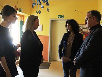 MdB Emmi Zeulner (von links), Staatsministerin Kerstin Schreyer, die Leiterin der Kita Ulli Zenk und der Kindergartenbeauftragte der Kindergartenstiftung Ebensfeld Harald Klier  diskutieren &uuml;ber das Gute-Kita-Gesetz.Stefanie Gleixner