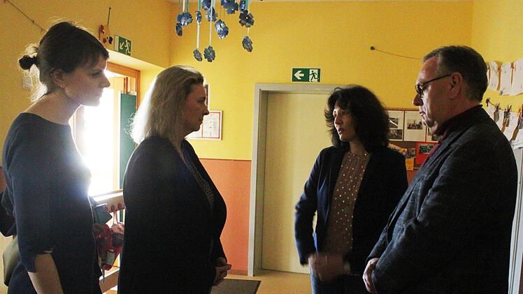 MdB Emmi Zeulner (von links), Staatsministerin Kerstin Schreyer, die Leiterin der Kita Ulli Zenk und der Kindergartenbeauftragte der Kindergartenstiftung Ebensfeld Harald Klier  diskutieren &uuml;ber das Gute-Kita-Gesetz.Stefanie Gleixner