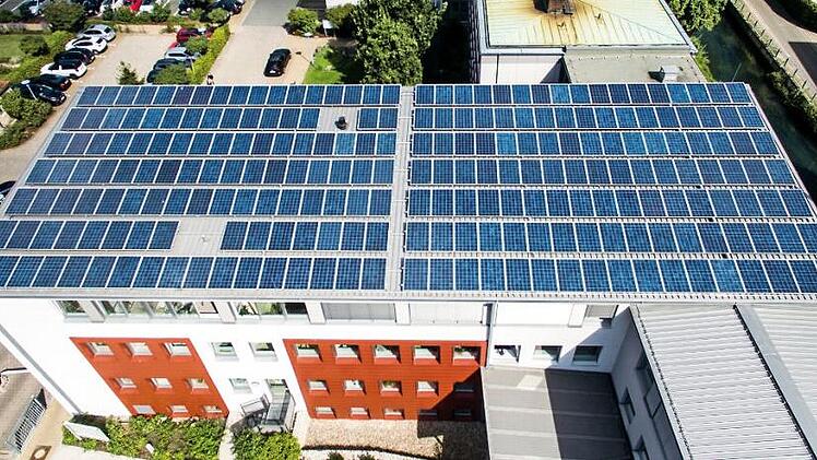 Die Photovoltaik-Anlage auf dem Dach des Landratsamts Forchheim  Foto: LRA