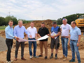 Ein Blick in Pläne: (von links) Geschäftsführer (Firma Josef Hell) Frank Arnold, Bürgermeister Helmut Blank, Ortsreferent Fabian Nöth, Planer Matthias Kirchner, Polier Josef Mohr, Oberbauleiter Klaus-Peter Straub und Bauleiter Dirk Schlereth. Thomas Malz
