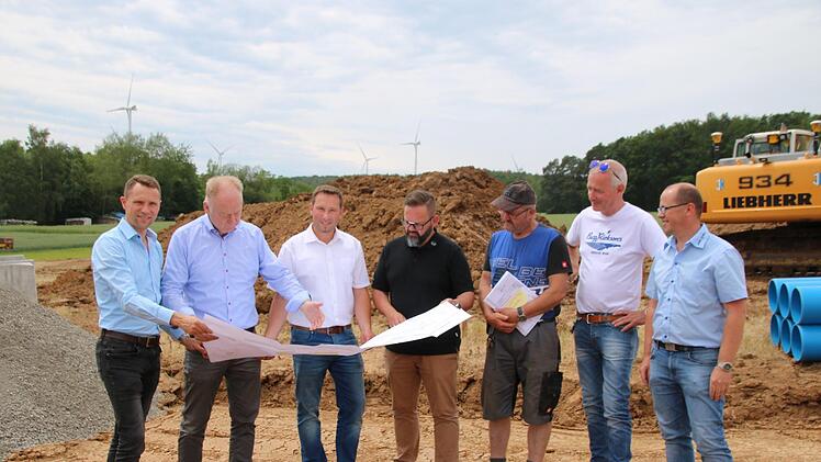 Ein Blick in Pläne: (von links) Geschäftsführer (Firma Josef Hell) Frank Arnold, Bürgermeister Helmut Blank, Ortsreferent Fabian Nöth, Planer Matthias Kirchner, Polier Josef Mohr, Oberbauleiter Klaus-Peter Straub und Bauleiter Dirk Schlereth. Thomas Malz