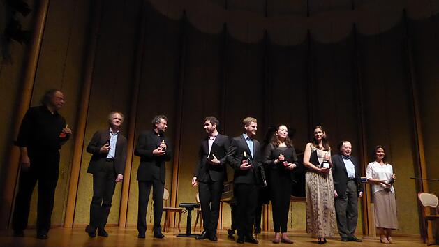 Freude nach begeisterndem Tun und groß Applaus für die Mitwirkenden des ersten Liederwerkstattkonzerts: (v. l.): Steffen Schleiermacher, Jan Philip Schulze, Axel Bauni, Andrei Baleiro, Julian Habermann, Kimberley Boettger-Soller, Sheva Tehoval, Gerhard Rühm und Zeynep Gedzilioglu.Gerhild Ahnert