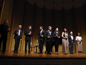 Freude nach begeisterndem Tun und groß Applaus für die Mitwirkenden des ersten Liederwerkstattkonzerts: (v. l.): Steffen Schleiermacher, Jan Philip Schulze, Axel Bauni, Andrei Baleiro, Julian Habermann, Kimberley Boettger-Soller, Sheva Tehoval, Gerhard Rühm und Zeynep Gedzilioglu.Gerhild Ahnert