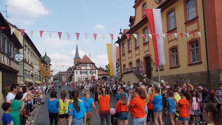 Beim Zumba mit Nathalie geht es rassig zu.