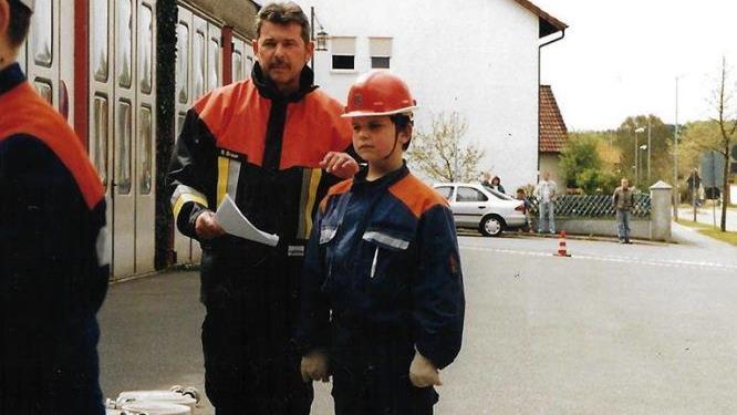 2001: Der achtjährige Christian Kawala (rechts) tritt der Kinderfeuerwehr in Gräfenberg bei. Auch heute ist er noch aktiv dabei.