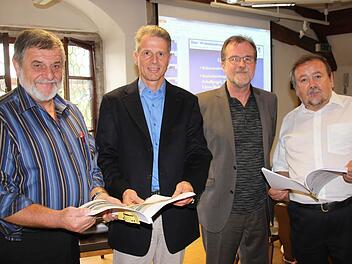 Dietrich Moldan und Jürgen Muck übergeben ihr Schallgutachten an die Bürgermeister Bernhard Brückner und Erich Hegwein. Foto:  Riegler