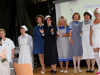 Die Schwestern bei ihrer Modenschau, von links Moderatorin Bozena mit ihren Modellen Dagmar, Andrea, Barbara, Uschi, Brigitte, Angelika und Beate.  Fotos: Günther Geiling