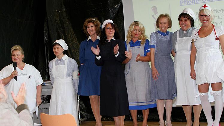 Die Schwestern bei ihrer Modenschau, von links Moderatorin Bozena mit ihren Modellen Dagmar, Andrea, Barbara, Uschi, Brigitte, Angelika und Beate.  Fotos: Günther Geiling