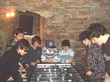 Der offene Jugendtreff im Keller des Gößmannhauses war vor Jahren gut besucht (unser Foto). Derzeit ist der Raum geschlossen, weil sich keine Verantwortlichen für die Leitung finden. Archivfoto: Stefan Geiger