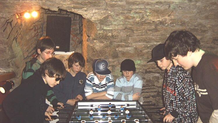 Der offene Jugendtreff im Keller des Gößmannhauses war vor Jahren gut besucht (unser Foto). Derzeit ist der Raum geschlossen, weil sich keine Verantwortlichen für die Leitung finden. Archivfoto: Stefan Geiger