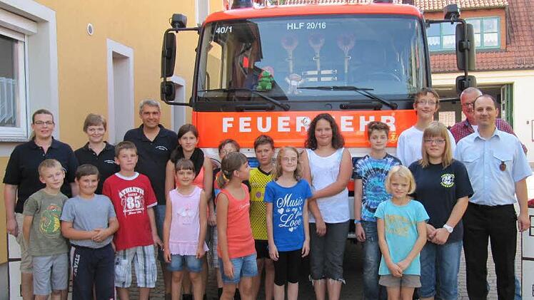 Die Kinderfeuerwehr ist gegründet: von links im Bild (hinten) die Ausbilder Melanie Zahner, Birgit Krebs und Michael Späth, von rechts Kommandant Georg Gäbelein und Zweiter Bürgermeister Hauke Petersen.
