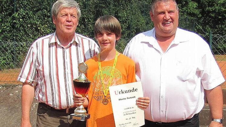 Stolz präsentiert Moritz Gutzeit (Bildmitte) als Gesamtsieger der Schülerolympiade in Himmelkron seinen Siegerpokal. Foto: Klaus-Peter Wulf