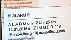 Bei einem Angriff auf einen Mitarbeiter kann Alarm ausgelöst werden. Dann blinkt bei den Kollegen diese Meldung auf. Foto: A. Dorsch