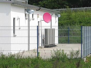 In Ebelsbach überwanden die Einbrecher einen auf der Gebäuderückseite gelegenen Metallzaun eines Elektronik-Landes, bevor sie die eine Scheibe der Glaseingangstüre zerstörten. Etliche Geschäftsleute im Maintal haben in den vergangenen Wochen solch ungebetenen Besuch bekommen. Foto: Ralf Naumann