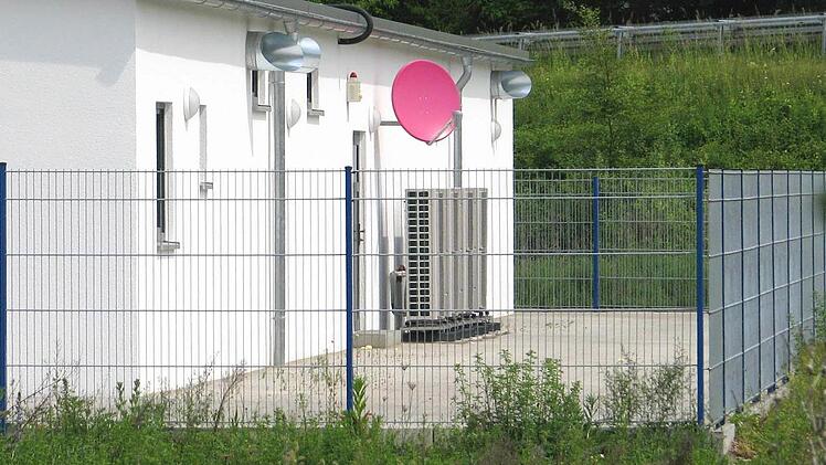 In Ebelsbach überwanden die Einbrecher einen auf der Gebäuderückseite gelegenen Metallzaun eines Elektronik-Landes, bevor sie die eine Scheibe der Glaseingangstüre zerstörten. Etliche Geschäftsleute im Maintal haben in den vergangenen Wochen solch ungebetenen Besuch bekommen. Foto: Ralf Naumann