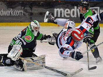 Schlüsselszene: HEC-Goalie Philipp Schnierstein holt den einschussbereiten Deggendorfer Stürmer Sergej Janzen unsanft von den Beinen...
