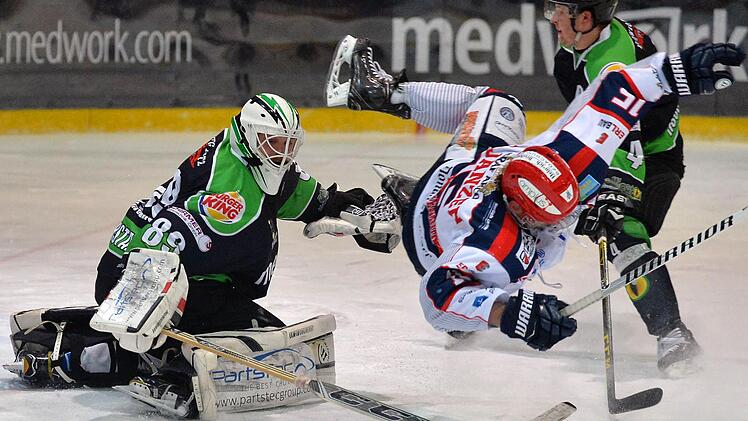 Schlüsselszene: HEC-Goalie Philipp Schnierstein holt den einschussbereiten Deggendorfer Stürmer Sergej Janzen unsanft von den Beinen...