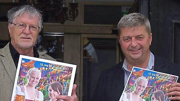 Bild: (von links) Karol Hurec sowie Clubpräsident Stefan Pfadenhauer freuen sich über den neuen gelungenen Freischießen-Kalender 2017, der demnächst in den Handel geht.  Foto: Heike Schülein