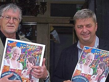 Bild: (von links) Karol Hurec sowie Clubpr&auml;sident Stefan Pfadenhauer freuen sich &uuml;ber den neuen gelungenen Freischie&szlig;en-Kalender 2017, der demn&auml;chst in den Handel geht.  Foto: Heike Sch&uuml;lein
