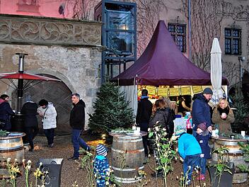 Im vergangenen Jahr fand vorerst zum letzten Mal die Aschacher Schloss-Weihnacht statt. Das Ambiente dort war einzigartig, aber der Aufwand für den Veranstalter so groß, dass Jürgen Wehner einen Schluss-Strich zog und nun nach Stangenroth umzieht.  Foto: Sigismund von Dobschütz/Archiv