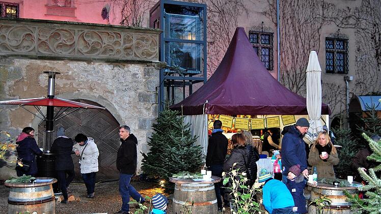 Im vergangenen Jahr fand vorerst zum letzten Mal die Aschacher Schloss-Weihnacht statt. Das Ambiente dort war einzigartig, aber der Aufwand für den Veranstalter so groß, dass Jürgen Wehner einen Schluss-Strich zog und nun nach Stangenroth umzieht.  Foto: Sigismund von Dobschütz/Archiv