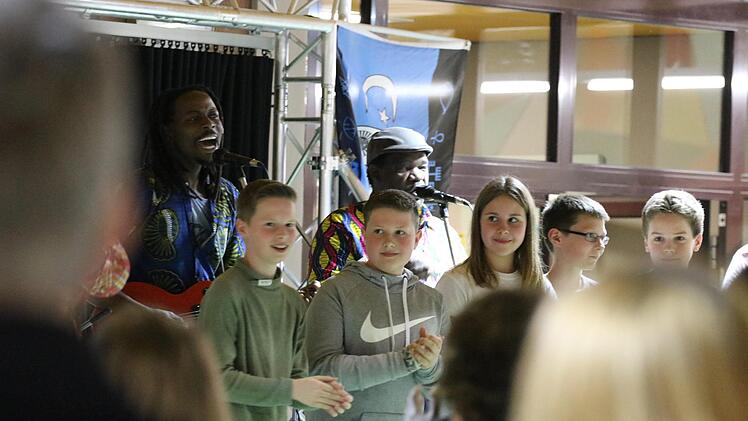 Der Arbeitskreis "Schule ohne Rassismus - Schule mit Courage" des Franz-Miltenberger-Gymnasiums in Bad Brückenau veranstaltete in der voll besetzten Aula im Römershager Schulzentrum einen öffentlichen Informationsabend mit dem Thema "Fluchtursachen statt Flüchtlinge bekämpfen". Foto: Sebastian Schmitt