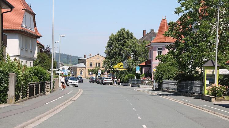 Derzeit ist die Staffelsteiner Bahnhofstraße zwischen der Einmündung der Goethestraße und dem Bahnhof (Bildmitte) noch eine graue Asphaltwüste. Im Frühjahr 2020 sollen die beiden letzten Bauabschnitte zur Sanierung dieses Straßenabschnittes  nacheinander angepackt werden. Foto: Matthias  Einwag