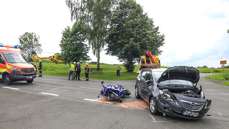 Auto übersieht Motorrad: Fahrer und seine Beifahrerin auf dem Bike schwerverletzt