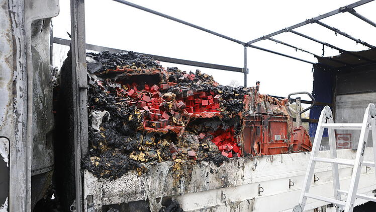 Ein Lastwagen ist am Mittwoch (7. April 2021) ist gegen 11.45 Uhr auf der Südwesttangente zwischen Nürnberg-Gebersdorf und der B14 kurz vor der Anschlussstelle Schweinau in Flammen aufgegangen.