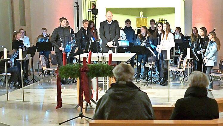 Die Bläserphilharmonie der Stadtjugendkapelle Herzogenaurach bekommt ihren Schlussapplaus.