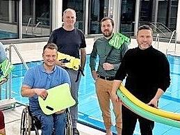 Die Bad Rodacher Thermalbad Service GmbH übernimmt den Betrieb des Lehrschwimmbads (von links): Marco Lüders, Matthias Reg (Wasserwacht Ahorn), kniend Martin Lüders ( Aqua Riese Bad Staffelstein), Michael Göbbel (Gemeinde), Lutz Lange, René Michel (Geschäftsführer Lehrschwimmbad), Bürgermeister Martin Finzel, Stine Michel (Thermalbad Service GmbH).