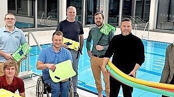 Die Bad Rodacher Thermalbad Service GmbH übernimmt den Betrieb des Lehrschwimmbads (von links): Marco Lüders, Matthias Reg (Wasserwacht Ahorn), kniend Martin Lüders ( Aqua Riese Bad Staffelstein), Michael Göbbel (Gemeinde), Lutz Lange, René Michel (Geschäftsführer Lehrschwimmbad), Bürgermeister Martin Finzel, Stine Michel (Thermalbad Service GmbH).