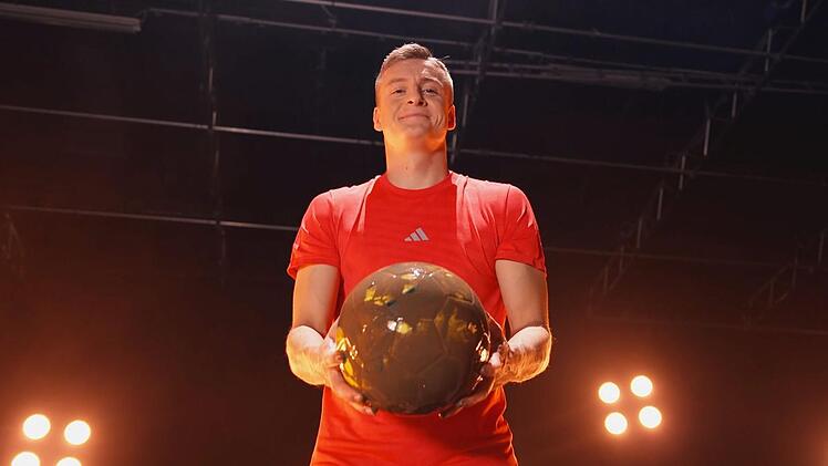 Ex-Fußballprofi Felix Kroos fordert die Promis heraus.