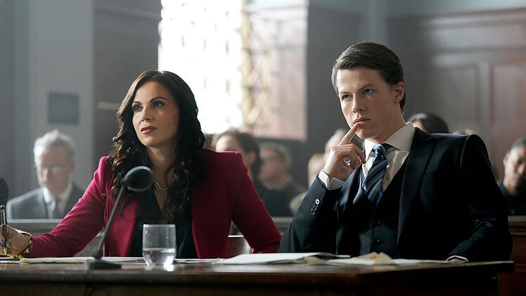 Rudy Baylor (Milo Callaghan) ist neu in der Kanzlei von Bruiser Stone (Lana Parrilla).