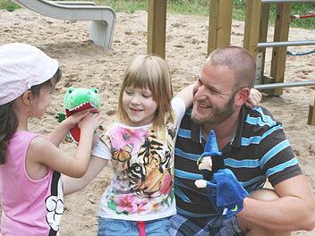 Im AWO-Kinderhaus bringt Markus Ondra das Krokodil und der Zauberer schon zum Einsatz. Foto: Christiane Lehmann