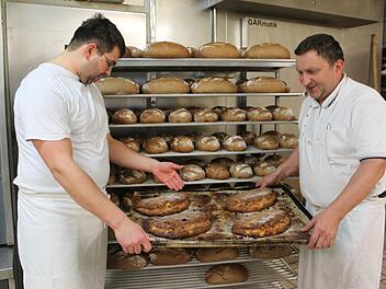 Der Obermeister der Bäcker-Innung, Gerhard Löffler (rechts), ist erleichtert, dass sein Sohn Carsten (links) den Familienbetrieb übernehmen will. Schon seit Jahren sind beide ein Team. Foto: Veronika Schadeck