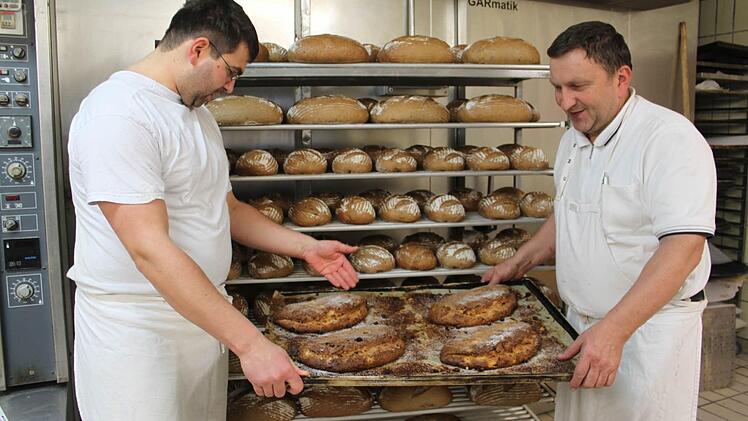 Der Obermeister der Bäcker-Innung, Gerhard Löffler (rechts), ist erleichtert, dass sein Sohn Carsten (links) den Familienbetrieb übernehmen will. Schon seit Jahren sind beide ein Team. Foto: Veronika Schadeck