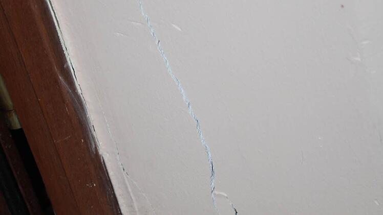 Die Risse an seinem Haus sind massiv. (Bild vom Juni 2013). Foto: Ulrike Müller