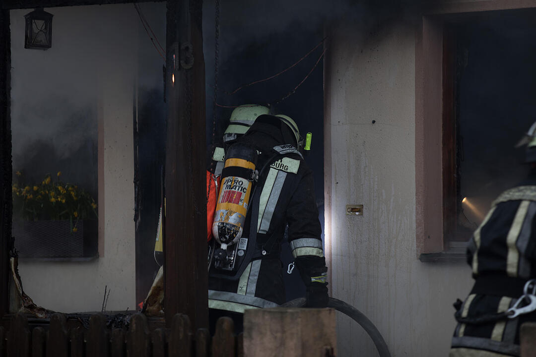 Brand in Doppelhaushälfte: Anderer Gebäudeteil in Mitleidenschaft gezogen - Bewohner leicht verletzt – Feuerwehr muss Dachstuhl öffnen, um Glutnester zu bekämpfen