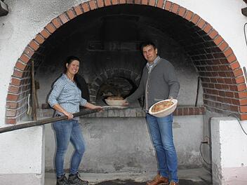 Petra und Armin Zeißler backen ihr Brot im Backofen.  Foto: Carmen Schwind