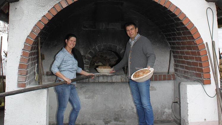 Petra und Armin Zeißler backen ihr Brot im Backofen.  Foto: Carmen Schwind
