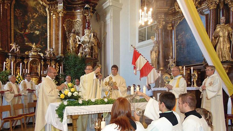 Der neu geweihte Priester Sassik (Mitte) feiert seine erste heilige Messe in der Kirche St. Bonifatius.  Foto: Petra Malbrich