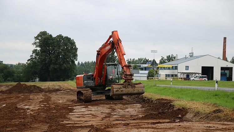 Die Erdarbeiten für den Bau des Regenwasser-Auffangbeckens haben begonnen.