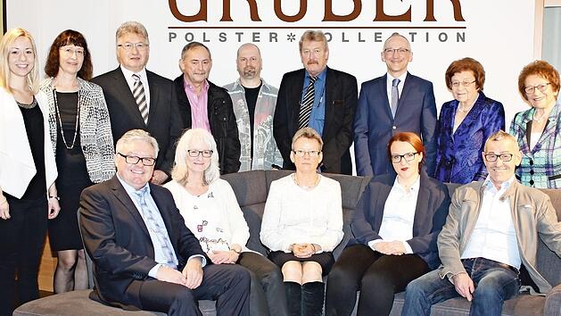 Die geehrten Jubilare der Firma Gruber Polstermöbel zusammen mit den Mitgliedern der Geschäftsleitung  Foto: Ulrich Wolf