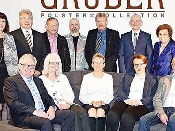 Die geehrten Jubilare der Firma Gruber Polsterm&ouml;bel zusammen mit den Mitgliedern der Gesch&auml;ftsleitung  Foto: Ulrich Wolf