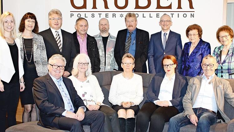 Die geehrten Jubilare der Firma Gruber Polstermöbel zusammen mit den Mitgliedern der Geschäftsleitung  Foto: Ulrich Wolf