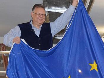 Martin Stingl packt mit an, um die Kultur.werk.stadt für eine Europa-Veranstaltung zu dekorieren.CT-Archiv