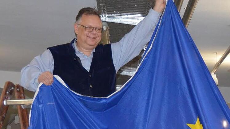 Martin Stingl packt mit an, um die Kultur.werk.stadt für eine Europa-Veranstaltung zu dekorieren.CT-Archiv