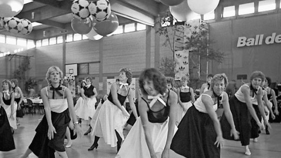 Generalprobe für einen Auftritt beim Ball des Sports 1985 in der Aischtalhalle: Die Aerobic-Damen des TSV beeindruckten auch als Tanzformation.